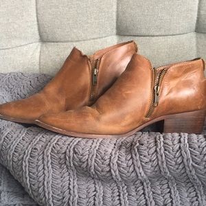 Steve Madden tan leather ankle boots size 9